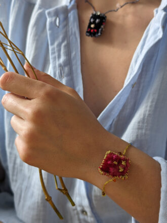 Red bracelete with golden thread